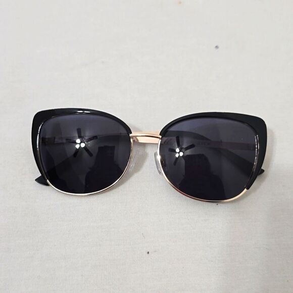 Oscar de La Renta Sunglasses - Picture 1 of 8